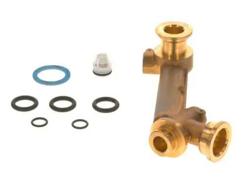 Vorlaufrohr von Bosch, aus Messing, mit mehreren Dichtungen und einem zusätzlichen Element, geeignet für eine Pumpeninstallation.